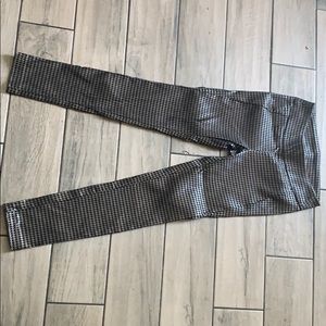 Silver houndstooth hot pants/stretch